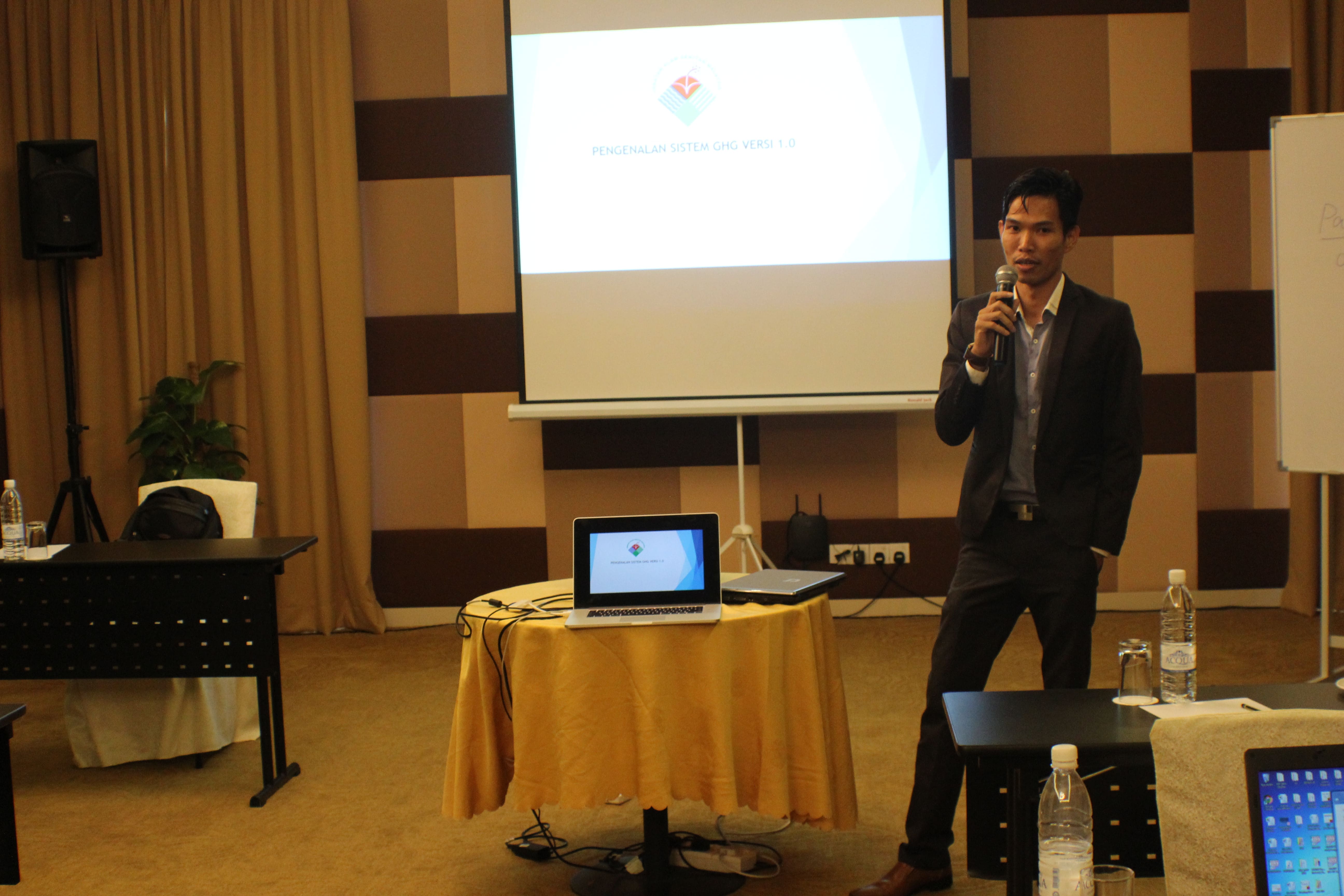 Trainer introducing the GHG system during a Jabatan Alam Sekitar training session