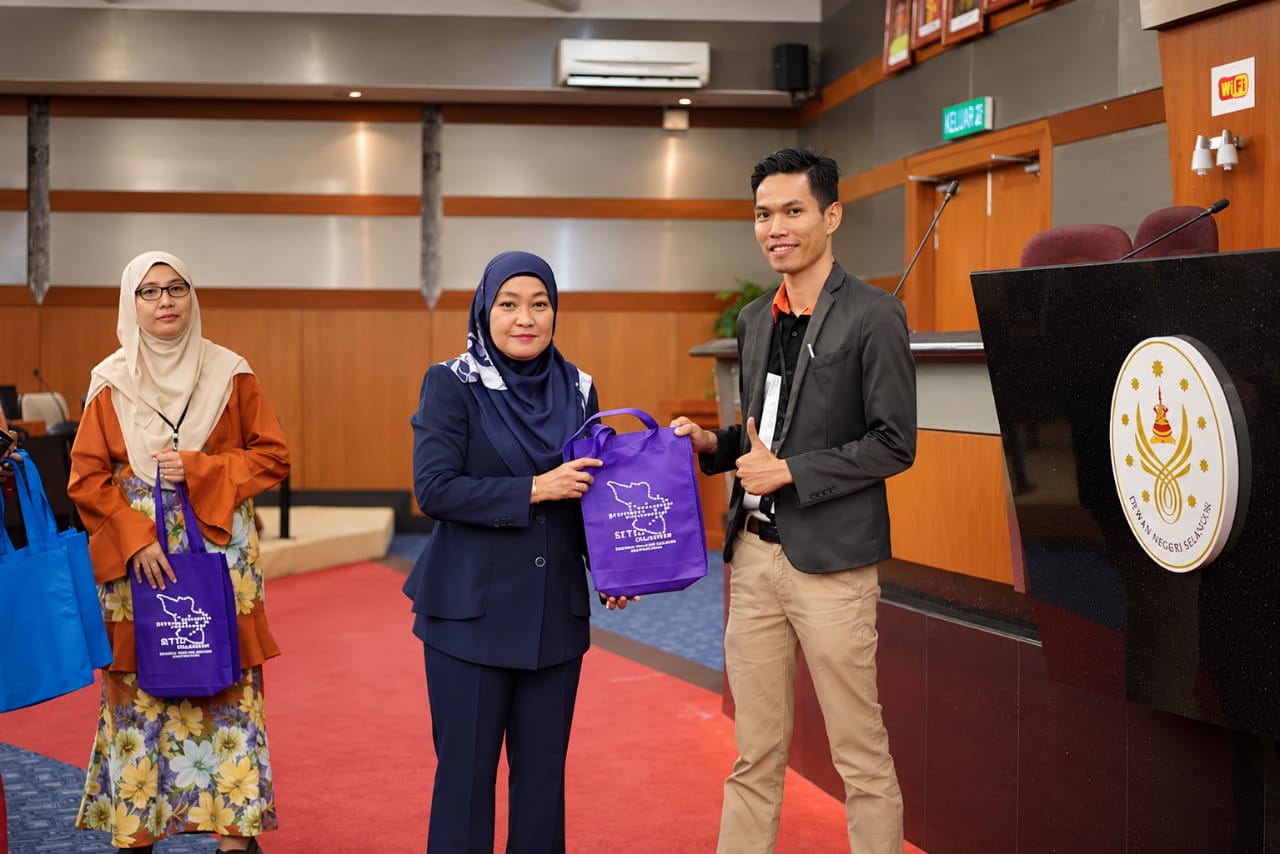 Stakeholders exchanging a token of appreciation during the assessment engagement