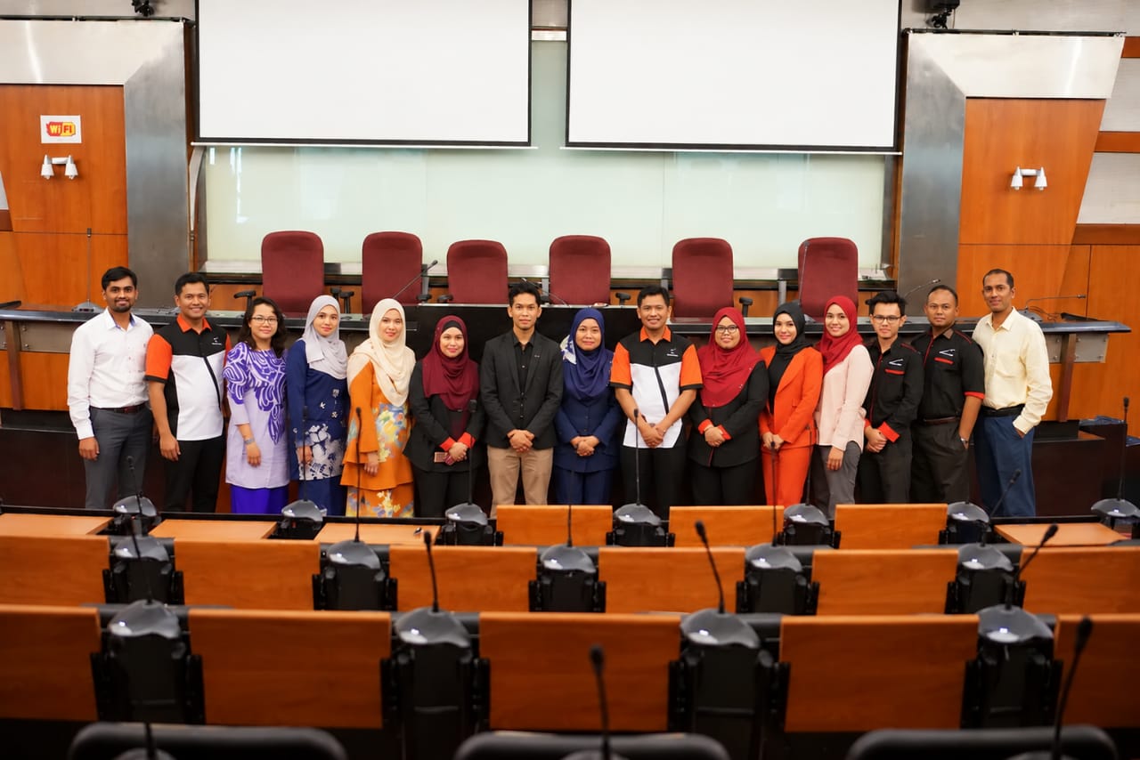 Assessment team and participants gathered for a group photograph in the conference hall